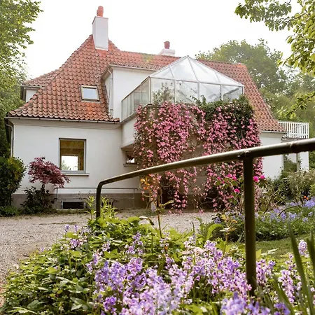 Feriehus House From 1924 With Sea View In Front Yard